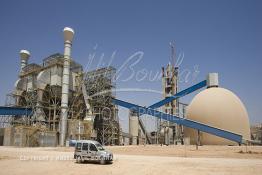 Image du Maroc Professionnelle de  Des ouvriers de STROC Industrie s'activent dans la construction de la Cimenterie Ait Baha à Agadir, Mardi 22 Juin 2010. STROC est une société marocaine qui exerce son métier dans le domaine de l’ingénierie d’exécution pour les industries de procédé, les réalisations à son actif l’ont conduit à développer une expertise et un savoir-faire fort dans la construction ainsi que dans différents métiers afin d'offrir des solutions clé en main pour satisfaire au mieux ses clients. Parmi ces réalisations ont trouve : des unités de stockage et de traitement de produits liquides ou gazeux, installations de manutention et de traitement de produits en vrac ainsi que dans les domaines de Ingénierie Etudes, Génie Civil, Chaudronnerie, Structure Métallique, Tuyauterie, Montage, Maintenance, Bâtiments industriels, Logistiques, Tertiaires et Ouvrages d’Art. (Photo / Abdeljalil Bounhar) 